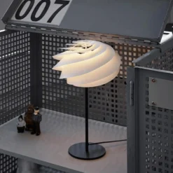 Swirl Tafellamp Zwart/Wit - Le Klint - Koop Online -Woonverlichting Winkel 570338733311620le klint swirl bordlampe 3