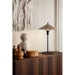 Filo Taffellamp Black/Cashmere - Ferm LIVING - Koop Online 5 Filo Taffellamp Black/Cashmere - Ferm LIVING - Koop Online -Woonverlichting Winkel 5704723283287fermliving ss22 filotablelamp black cashmere3