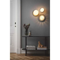 Liila 1 Large Wandlamp/Plafondlamp Nordic Gold/Opal White - Nuura - Koop Online -Woonverlichting Winkel 5713839001586liila 1 vaeg loft ip44 large opal white nordic gold nuura6