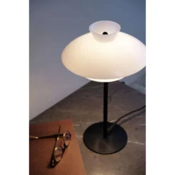 Valby Taffellamp H40 Opal - DybergLarsen - Koop Online -Woonverlichting Winkel opal bord close up med lys1
